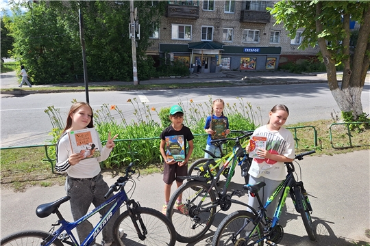 Сотрудники городской библиотеки им. Г. Н. Айги провели час дворового чтения «С книжкой вприпрыжку»