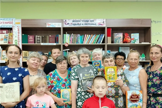 Выставка-познание "Семейному чтению - наше почтение" в Русско-Алгашинской сельской библиотеке открылась!