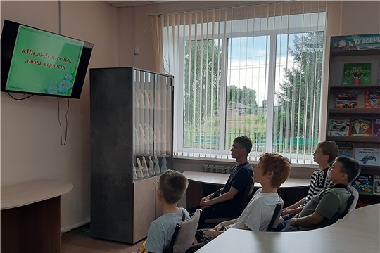 Познавательный час «Под сенью Петра и Февронии» в Нижнекумашкинской сельской библиотеке