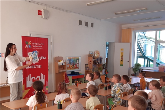 В рамках проекта «Яркое лето Чувашии» сотрудники городской детской библиотеки им. С. Я. Маршака пригласили воспитанников детского сада «Рябинушка» в увлекательное путешествие по страницам знаменитой сказки Карло Коллоди «Приключения Пиноккио»