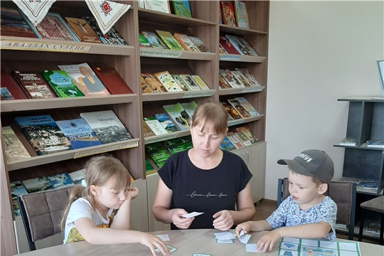 Семейные игры «Собери картинку о семье» в Нижнекумашкинской сельской библиотеке