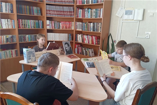 В городской библиотеке им. Г. Н. Айги была представлена книжная выставка «Сергей Баруздин: писатель нашего детства»