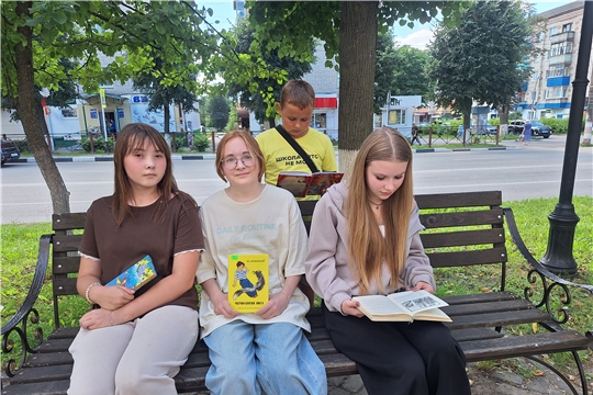 Чтение любимых книг на лавочке - читалочке «Читаю, где хочу!»
