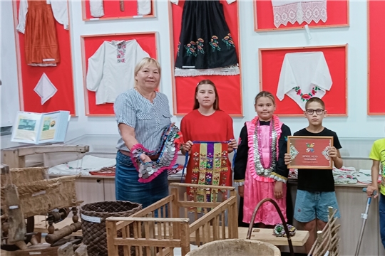 Юманайская библиотека в рамках республиканского проекта «АРЧА: хранитель семейных ценностей» провела этнографический час «Семейный сундук — сокровища поколений» 