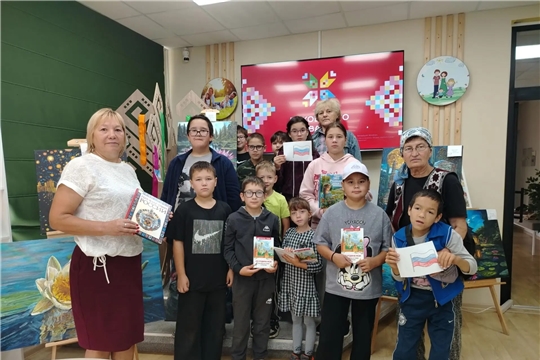 В Юманайской сельской библиотеке прошел патриотический час «Один флаг — одна Россия!»