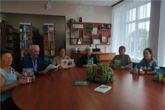 Обзор книжной выставки «Кĕнекесем – манăн çунатсем…» в Туванской сельской библиотеке им. Г. И. Фёдорова