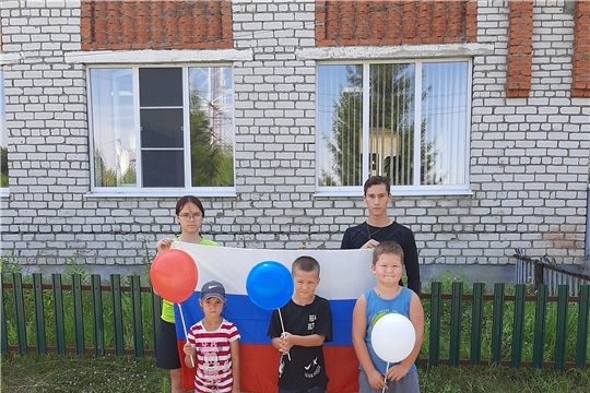 Флешмоб «Над нами реет флаг России» в Нижнекумашкинской сельской библиотеке