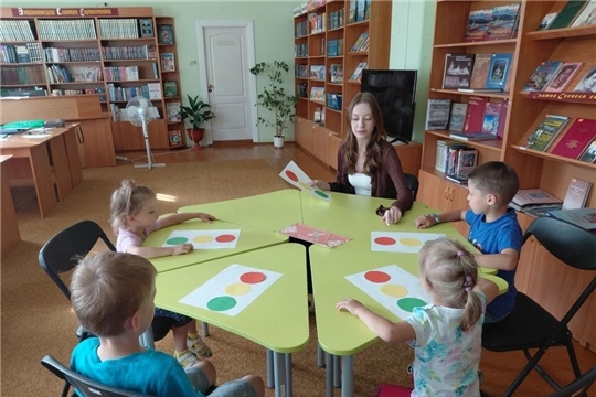 В библиотеке им. М. Сеспеля прошел познавательный час «У светофора нет каникул» для наших юных друзей из Шумерлинского центра для детей-сирот