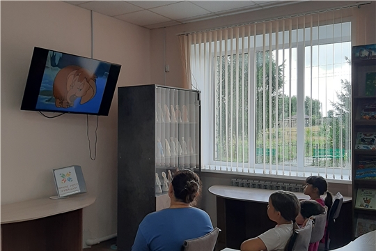 Кинопоказ мультфильма «Мама для мамонтёнка» в Нижнекумашкинской сельской библиотеке