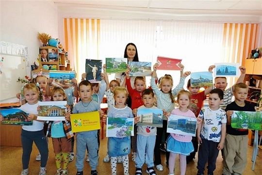 Сотрудники городской детской библиотеки им. С. Я. Маршака провели для воспитанников детского сада № 16 «Рябинушка» краеведческий обзор «Сердцу милый уголок - наш любимый городок»
