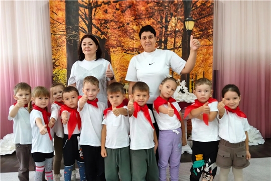 Библиотекари Центральной библиотеки подключились к популярной физкультурно-оздоровительной инициативе «Зарядка со звездой» в детском саду № 4 «Ладушки»