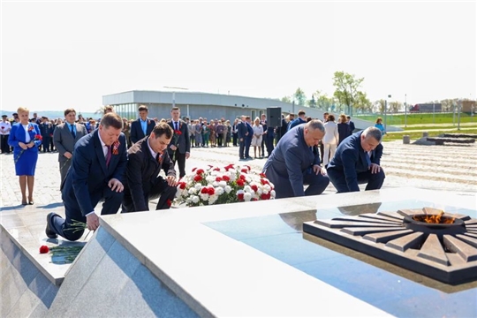 Возложение цветов к Мемориалу «Строителям безмолвных рубежей» в честь 81-й годовщины Победы в Великой Отечественной войне
