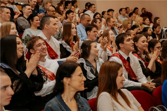 В Доме дружбы народов Чувашии прозвучал последний звонок для выпускников чебоксарской СОШ № 49
