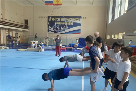 Гимнастические эстафеты с элементами акробатики прошли в лагере «От нуля до чемпиона»