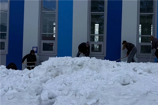 Наши гимнастки собрались на субботник! 