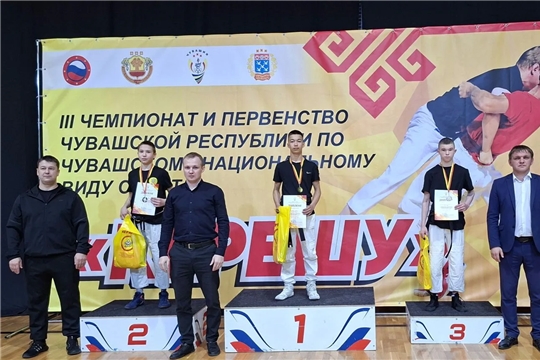В Чебоксарах прошёл III чемпионат и первенство по керешу — традиционному чувашскому виду спорта среди юношей 15-17 лет.