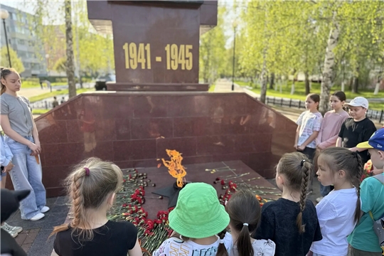 " У ВЕЧНОГО ОГНЯ" возложение цветов к "Вечному огню" 