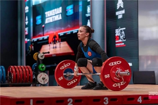 Чувашия завоевала четыре медали на чемпионате России по тяжелой атлетике и среди них наша Полина Андреева 