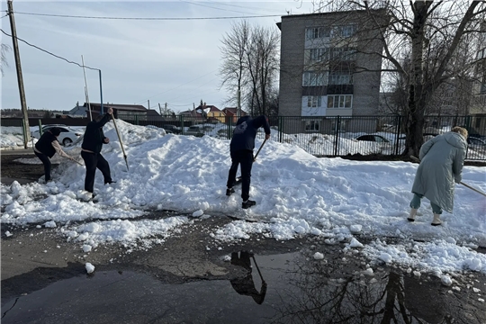 Работа по ворошению снега