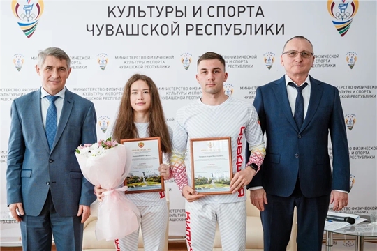 Глава Чувашии вручил свидетельства о назначении стипендий талантливым спортсменам
