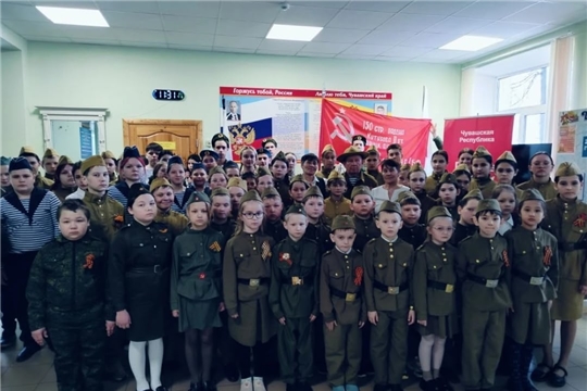 Торжественная линейка в честь акции „Часовой у Знамени Победы“ в Яншихово‑Норвашской школе