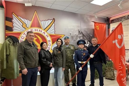 Янтиковский народно-краеведческий музей посетил участник специальной военной операции Сергей Буинцев вместе со своей семьёй, родными и друзьями