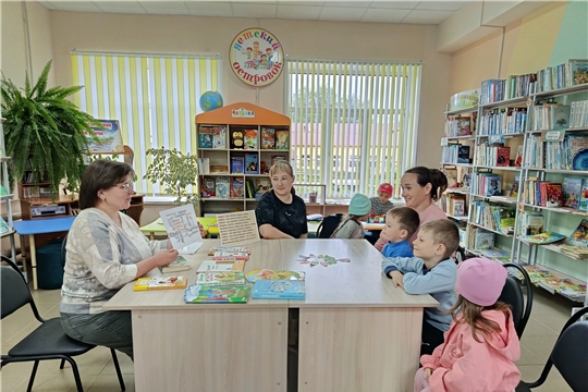 В Яншихово-Норвашской библиотеке провели тематический час "Моя семья, моя радость"