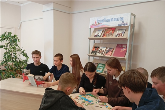 В Тюрмеревской библиотеке прошла увлекательная игра для эрудитов — «Познавая Россию»