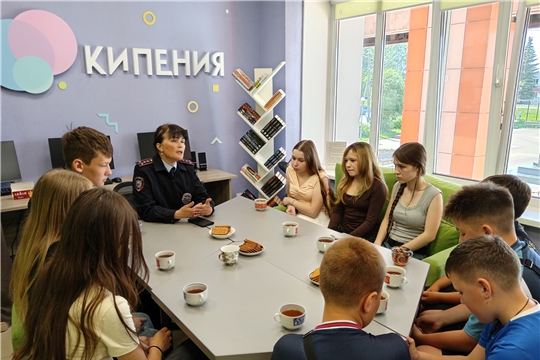 В Центральной библиотеке в рамках проекта «Кофе с полицейским» состоялась встреча подростков с инспектором ПДН А. В. Жилкиной
