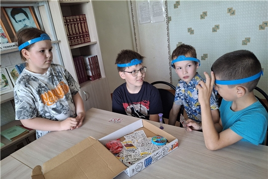В Новобуяновской библиотеке прошел час настольных игр "Игротека в библиотеке"