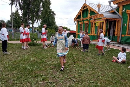 Праздник традиций у музея: школьники погрузились в мир чувашских игр и песен