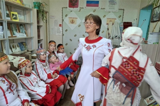 В Новобуяновской библиотеке провели краеведческий час "Бабушкин сундук"