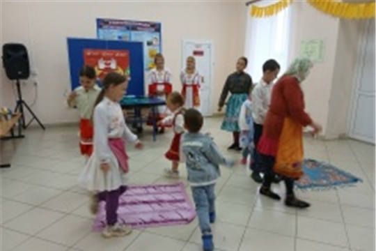 В Чутеевской библиотеке провели фольклорный час "Мир фольклора"