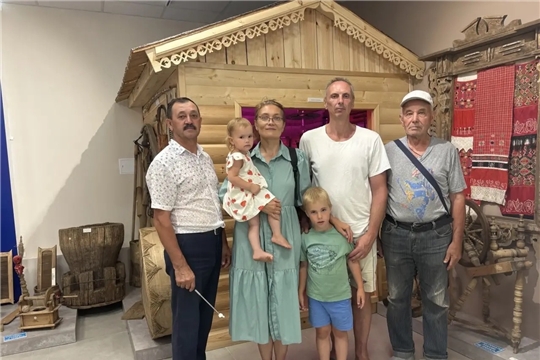 В Янтиковском народно-краеведческом музее побывали уроженцы деревни Тюмерево
