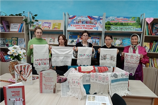 В рамках Республиканского проекта «Арча: хранитель семейных ценностей» в Кармалинской библиотеке состоялся краеведческий час "Бабушкин сундук"