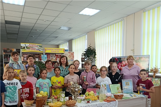В Яншихово-Норвашской библиотеке прошёл фольклорный праздник «Русские традиции. Летние Спасы»