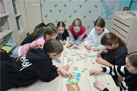 В Новобуяновской библиотеке провели познавательный час "Три символа на фоне России"