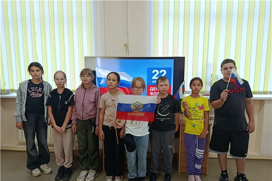 В Яншихово-Норвашской библиотеке прошёл час геральдики «Флаг Родины моей»