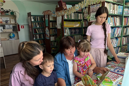 Новобуяновская библиотека провела громкие чтения "Веселая минутка"