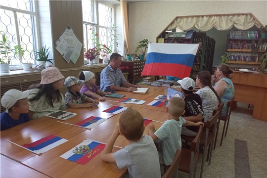 В Первомайской с/б прошел тематический час «История Российского флага»
