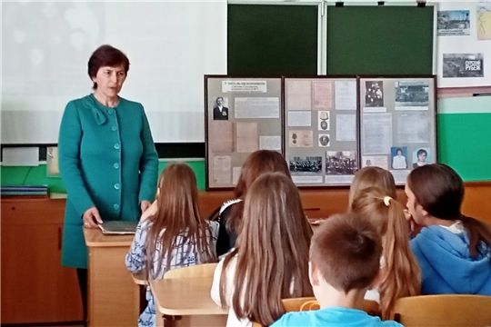 Знакомство с передвижной выставкой музея в пришкольном лагере «Разноцвет» МБОУ «Тренькасинская СОШ»