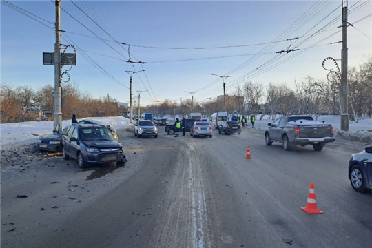 В Чебоксарах на Гагаринском мосту столкнулись 4 машины