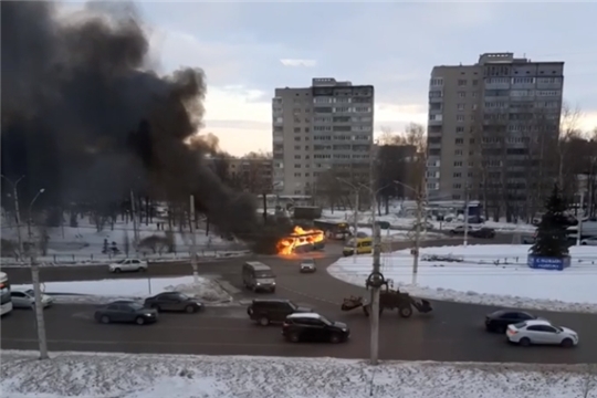 У Дома печати в Чебоксарах сгорел автобус