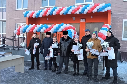 В Чебоксарах дети-сироты и оставшиеся без попечения родителей получили квартиры в новостройке на улице Сергея Бутякова