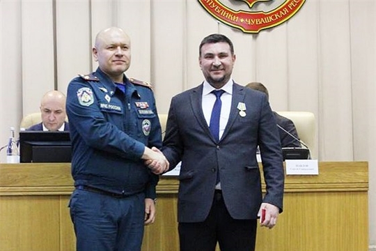 Двукратному чемпиону мира по кикбоксингу из Чебоксар Александру Салахутдинову была вручена медаль МЧС России «За спасение погибающих на водах»