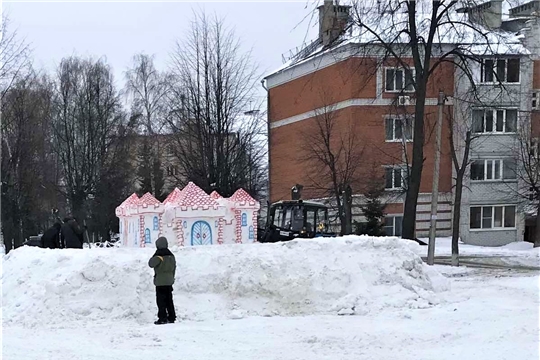 Жители дома № 12 по улице И. Франко в Чебоксарах построили крепость из снега