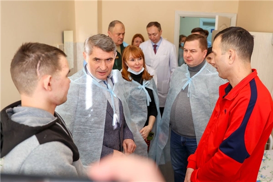  Глава Чувашии Олег Николаев посетил участников СВО, проходящих реабилитацию в Федеральном центре травматологии, ортопедии и эндопротезирования