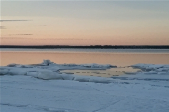 Лед на Волге в районе Чебоксар покрылся водой