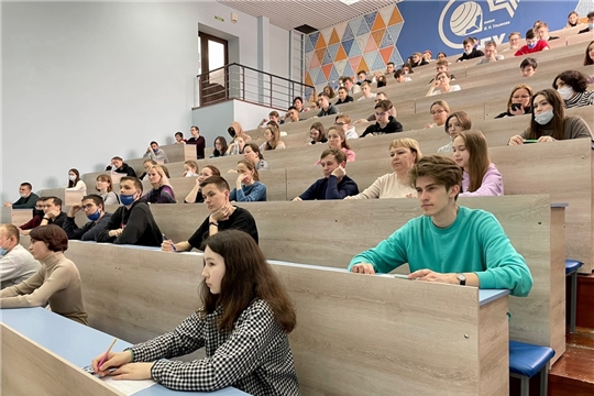 В Чебоксарах сегодня проходит «Тотальный диктант»