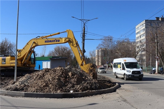 На улице Гражданской в Чебоксарах дорожные строители возобновили работу после зимнего перерыва